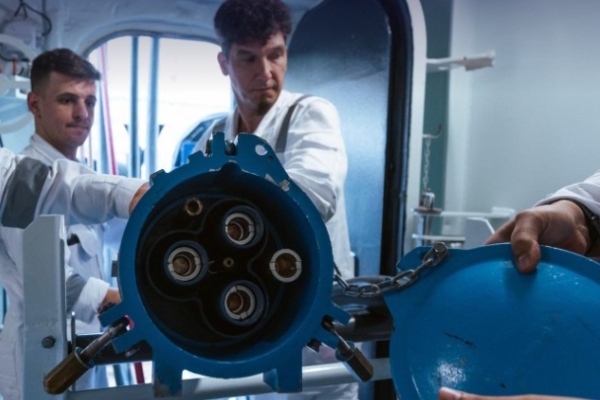 MSC Meraviglia se conecta a la electricidad en Brooklyn Cruise Terminal