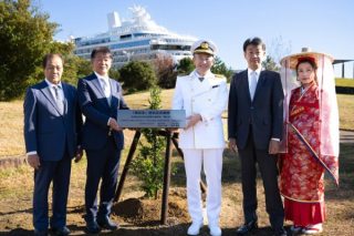 Plantan árbol en Shingu para conmemorar arribo del Asuka III
