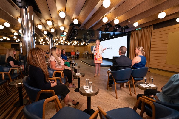 Carnival Cruise Line amplía Funnel Faves con recorridos en barco y seminarios en alta mar en 2026