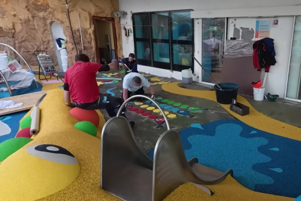 Instalan alfombras recicladas en AIDAluna como parte de programa junto a Oceancircle