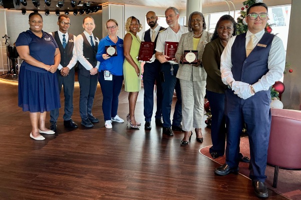 Llevan a cabo intercambio de placas entre barco de Silversea y la BVIPA