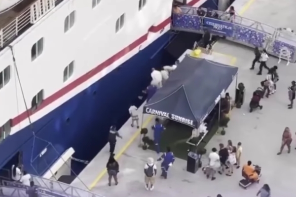 Niña cae al agua entre crucero y muelle y son rescatadas por personal de Carnival