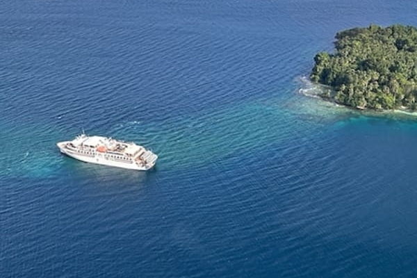 Oceanía: Barco encalla en primer viaje después de la muerte de una pasajera