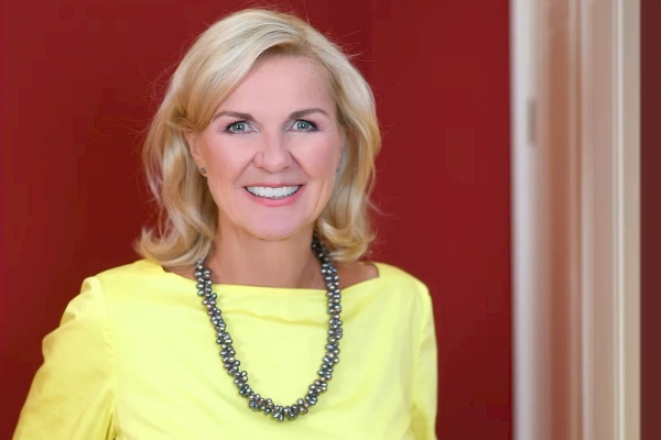 Escritora Hera Lind presenta programa escénico y talleres de escritura a bordo del Vasco da Gama