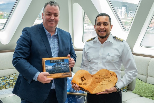 Douglas Mawson realiza viaje inaugural por la Antártida