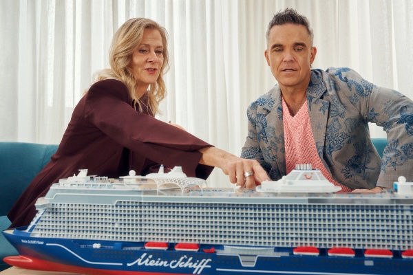 Presentan detalles del Mein Schiff Flow a embajador Robbie Williams