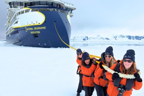 National Geographic Resolution acoge a tres Grosvenor Teacher Fellows en la Antártida