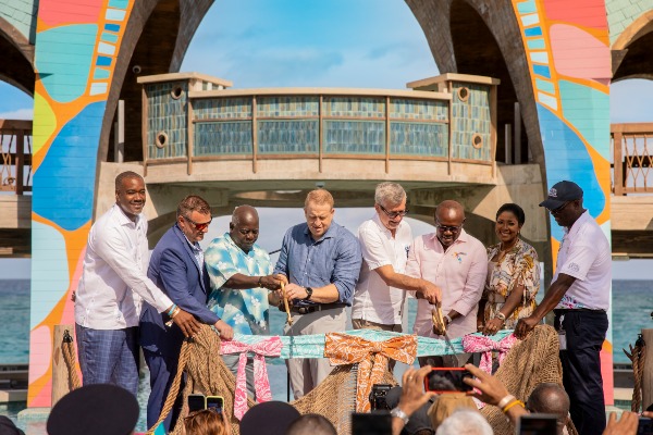 Royal Caribbean y Bahamas organizan corte de cinta de primer Royal Beach Club