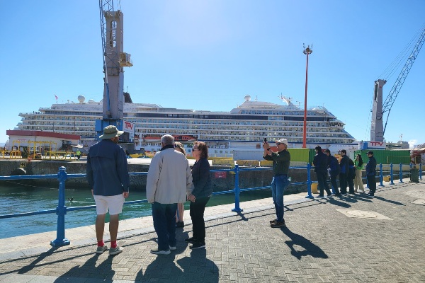 Viking Jupiter permanecerá 59 horas en Puerto de Valparaíso