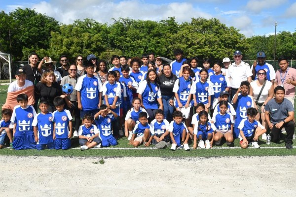 Royal Caribbean equipa a niños de club de fútbol en México