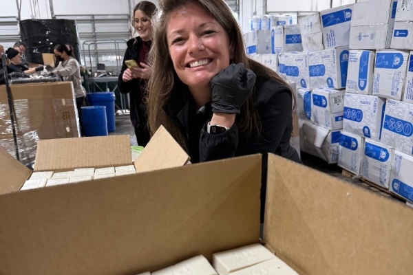 Lindblad Expeditions colabora con The Wash Foundation empaquetando jabones