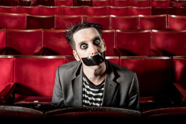 Comediante Tape Face se presenta en vivo a bordo del Star Voyager