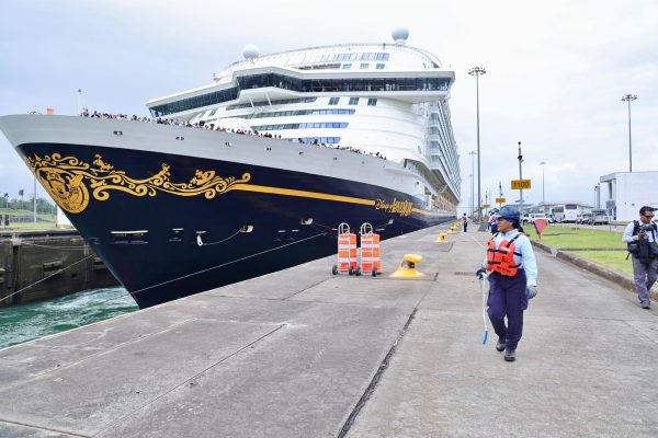 Disney Adventure se convierte en el crucero de mayor capacidad y tonelaje en cruzar Canal de Panamá