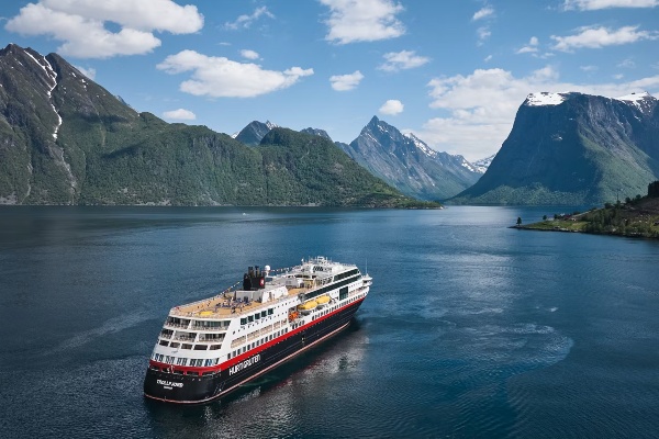 Hurtigruten lanza nuevos viajes por los fiordos y el Ártico a lugares de difícil acceso