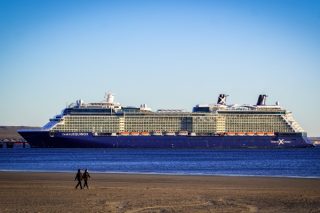 Celebrity Equinox concreta quinta recalada de siete previstas en Puerto Madryn