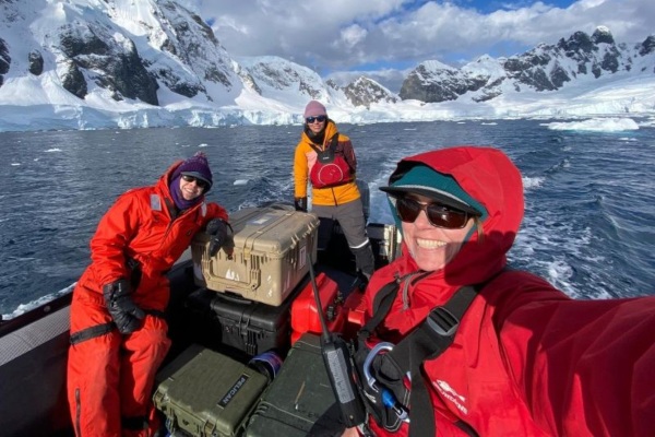 Holly Fearnbach y equipo de mujeres estudia ballenas desde el National Geographic Explorer