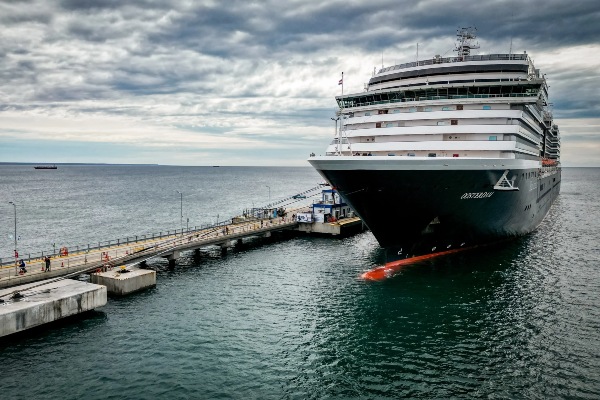 Buque de Holland America Line lleva 1.900 pasajeros a las costas de Chubut