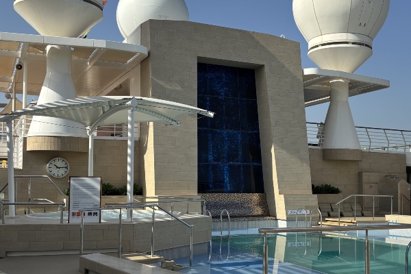 Mein Schiff 5 sale de astillero en Dubai con más comodidad y brillo para los huéspedes