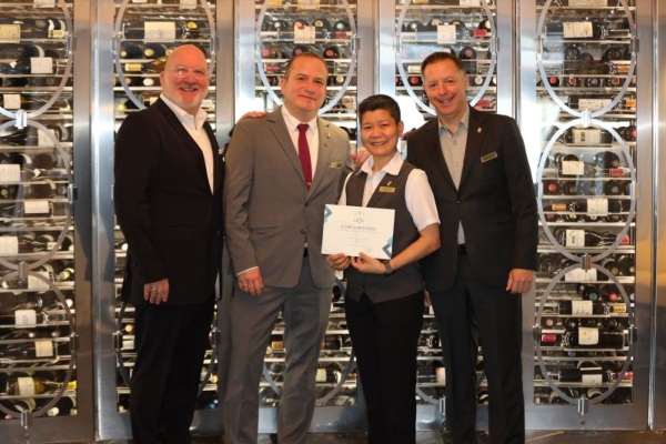 Reconocen a mixóloga que lleva 23 años en The World