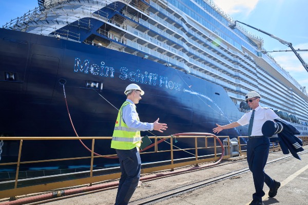 Capitanes de barcos y aviones de TUI comparten a bordo del Mein Schiff Flow