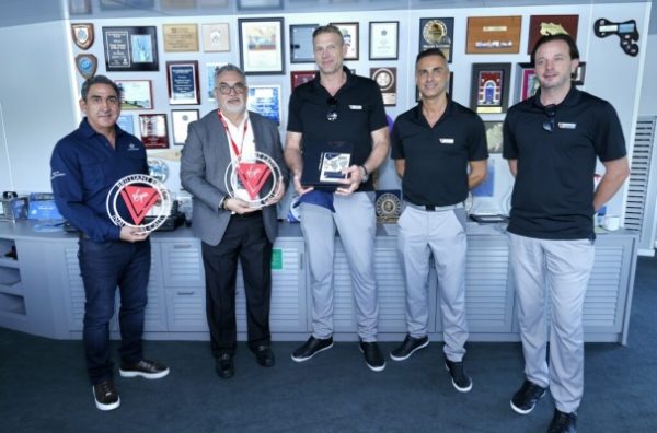 Brilliant Lady pasa por primera vez por el Canal de Panamá