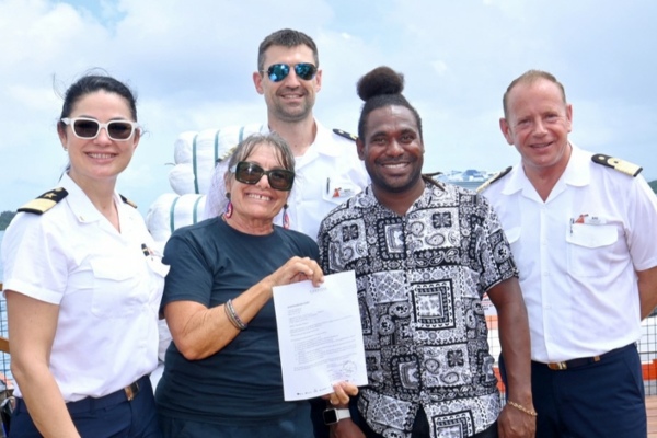 Carnival apoya programa para que niños aprendan a nadar en Vanuatú