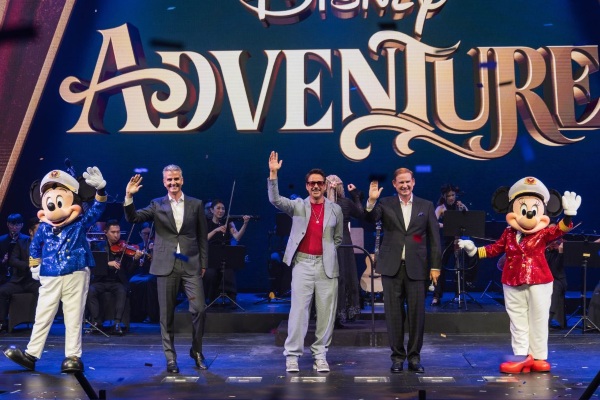 Disney Cruise Line inaugura Disney Adventure con una celebración estelar y musical en Singapur