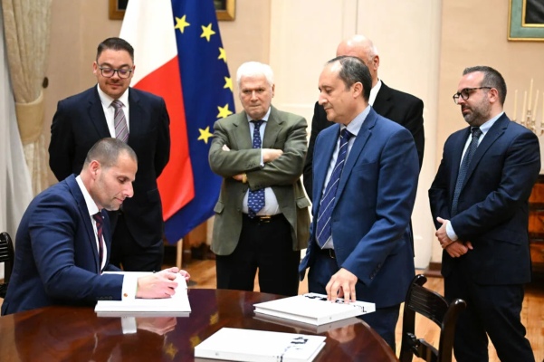 Valletta Cruise Port presenta publicación retrospectiva histórica a Primer Ministro Abela