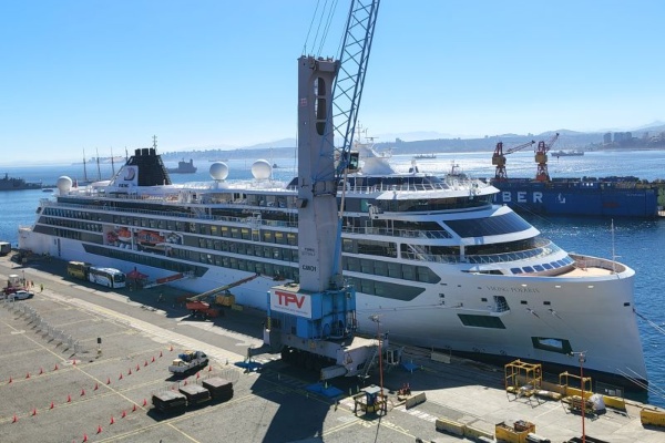Visita del Viking Polaris lleva a 600 personas a Valparaíso