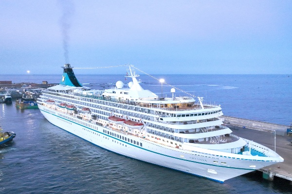 Crucero de Phoenix Reisen arriba a Iquique con 1.500 personas a bordo