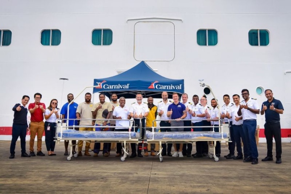 Equipo de Carnival Conquest entrega donación a tres organizaciones en Bahamas