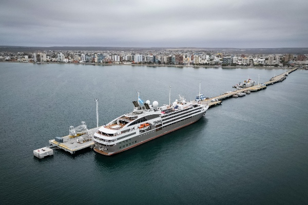 Nuevo crucero pequeño de lujo arriba a Chubut