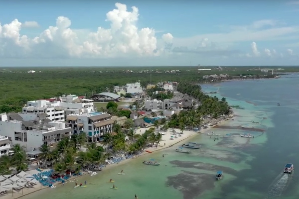 Royal Caribbean firma compromiso multianual para reforzar protección y eliminación del sargazo en Mahahual