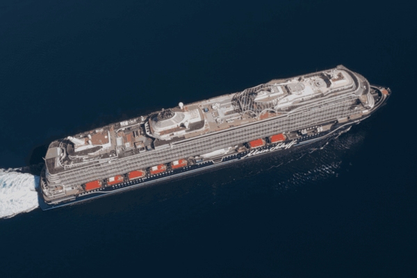 Mein Schiff Flow destaca por maniobras durante tests en el Mediterráneo