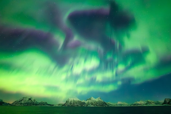 Observan raro espectáculo de auroras boreales pulsantes desde barco de Hurtigruten