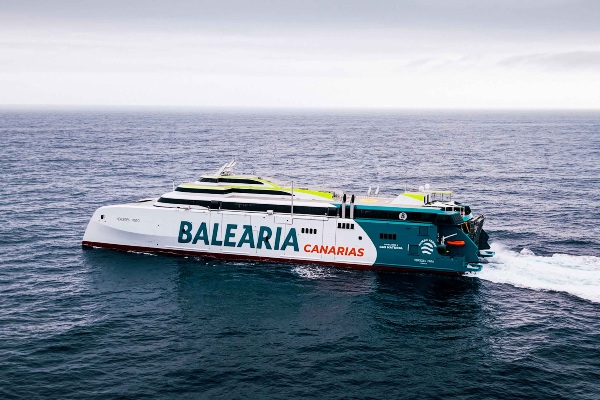 Catamarán que operará en las Canarias realiza pruebas de mar