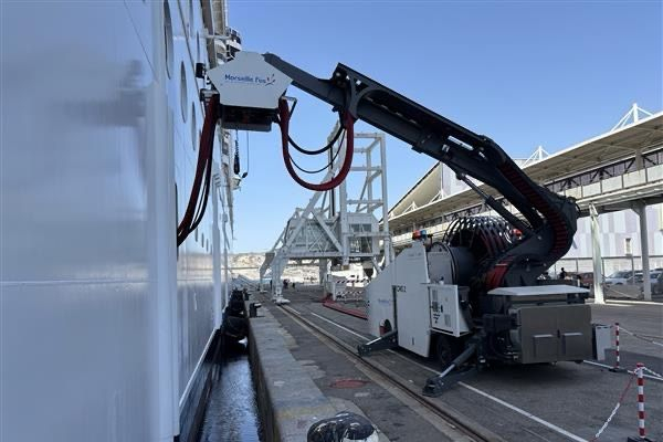 MSC World Europa recibe energía en tierra en Puerto de Marsella-Fos