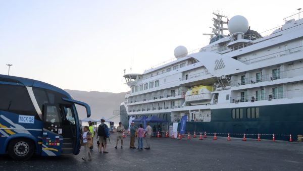 SH Vega arriba al Puerto de Iquique tras modificar itinerario producto del cierre por marejadas en Antofagasta