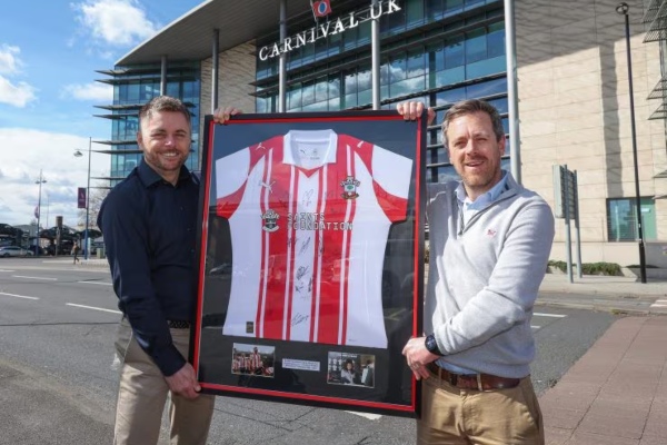 P&O Cruises recibe camiseta firmada del Southampton FC en reconocimiento a donación a Fundación Saints