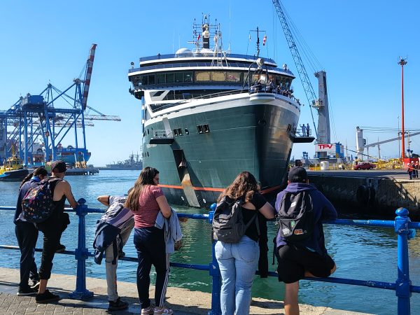 Seabourn Pursuit llega por primera vez a Terminal Portuario Valparaíso tras cancelar arribo a San Antonio