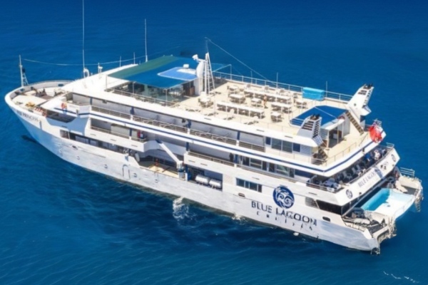 Treinta turistas son rescatados de crucero encallado en Fiyi