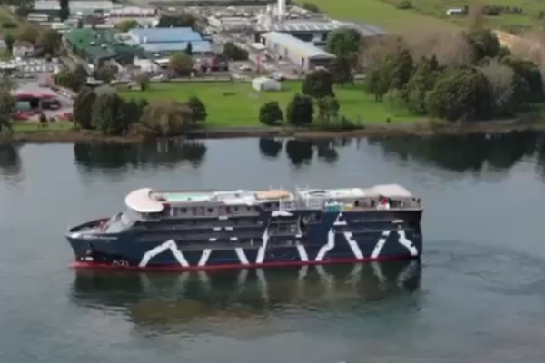 Comunidad de Valdivia sale a conocer el Magellan Discoverer