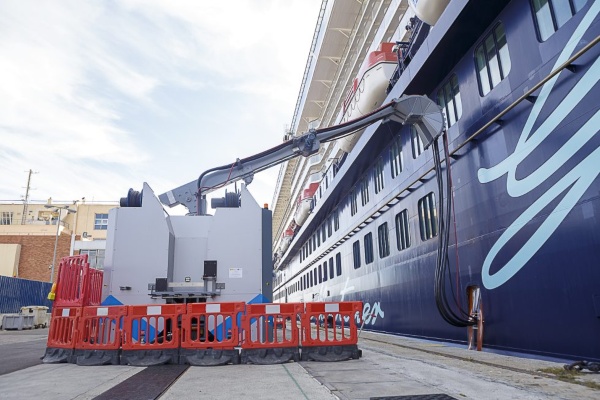 Buque de TUI Cruises se conecta a energía en tierra en Cádiz