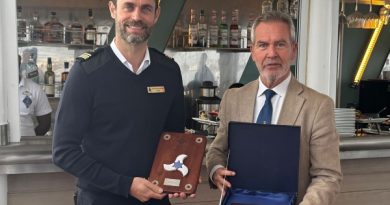 España: Club Med 2 recibe obsequios en primera escala en Motril