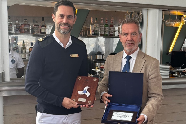 España: Club Med 2 recibe obsequios en primera escala en Motril