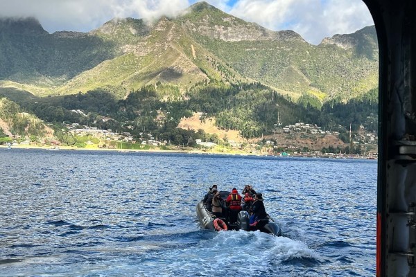 Tripulación médica del Seabourn Pursuit realiza acción solidaria en Juan Fernández