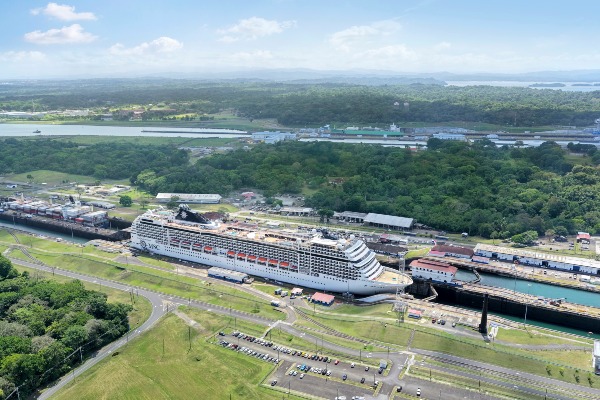 MSC Cruceros devela imágenes de renovado MSC Poesia por el Canal de Panamá