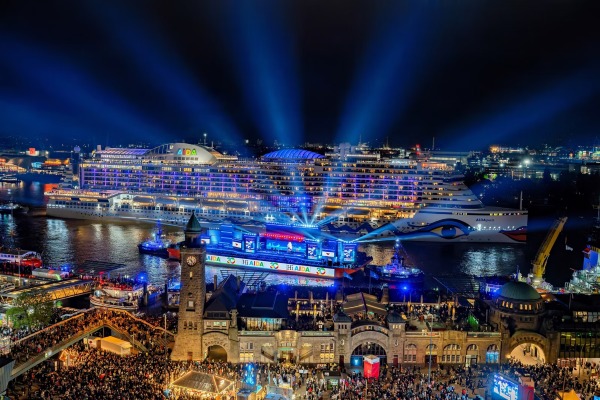 AIDAperla participa del Elbe in Concert con motivo del 837° aniversario del Puerto de Hamburgo