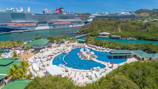 Carnival Cruise Line presenta una nueva zona de piscinas e identidad de marca para Isla Tropicale