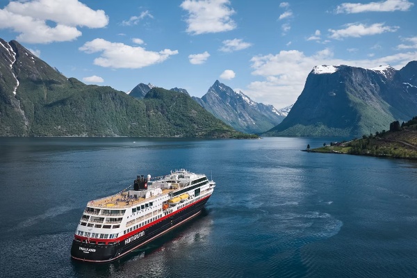 Hurtigruten lanza viajes Signature y Original para 2027/28 con 10% de descuento